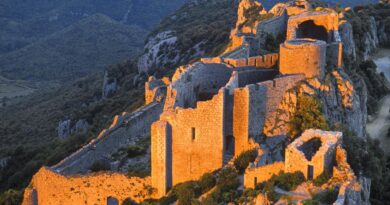 Les « châteaux cathares » deviennent des « forteresses royales languedociennes ». Pourquoi ce n’est pas du révisionnisme