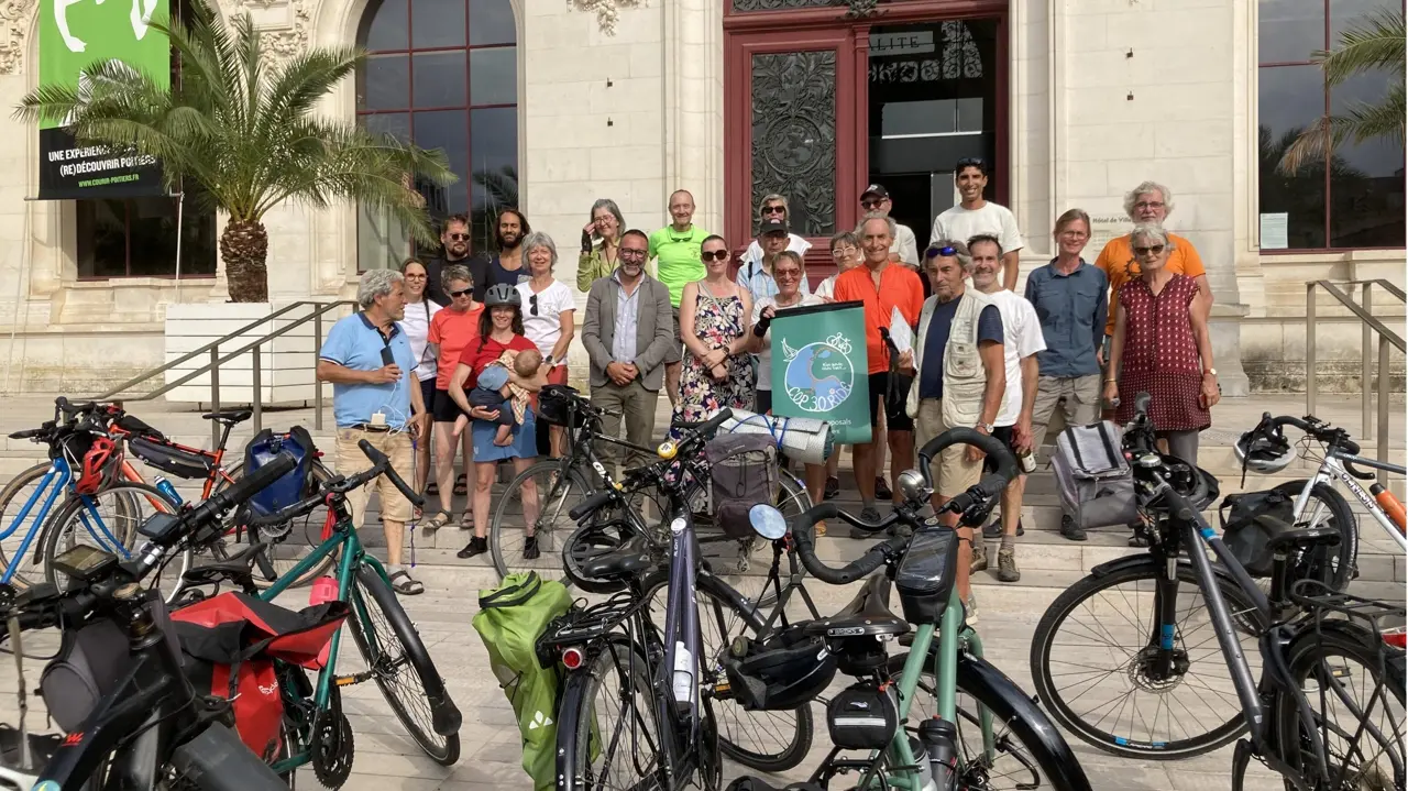 Les cyclistes du COP30 Bike Ride arrivent à Poitiers