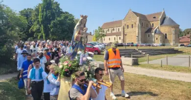 « Les gens viennent de partout » : des centaines de pèlerins célèbrent l’Assomption à la basilique de Longpont-sur-Orge