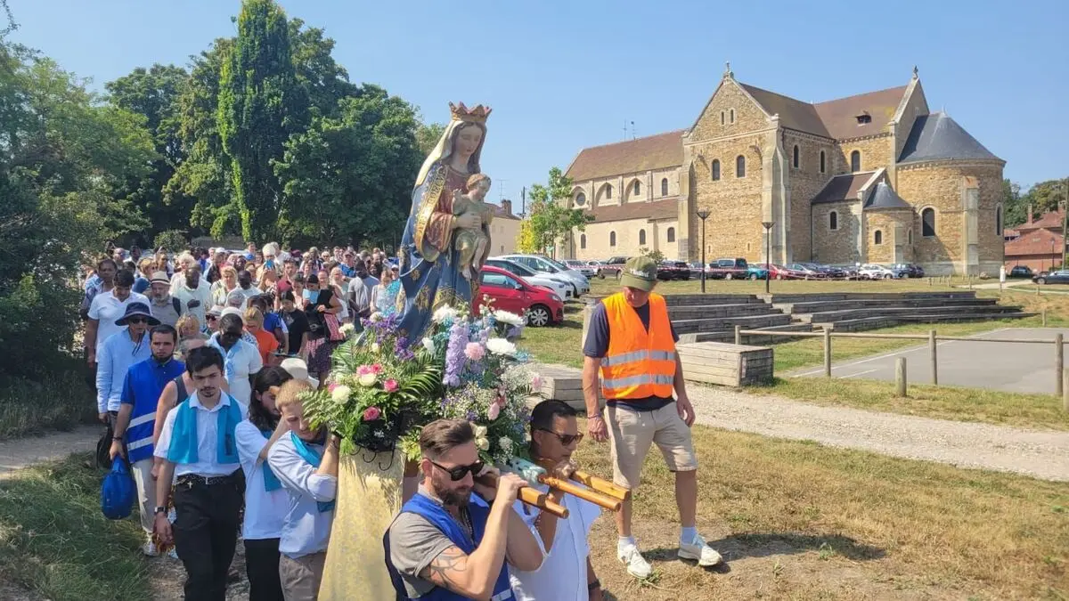 « Les gens viennent de partout » : des centaines de pèlerins célèbrent l’Assomption à la basilique de Longpont-sur-Orge