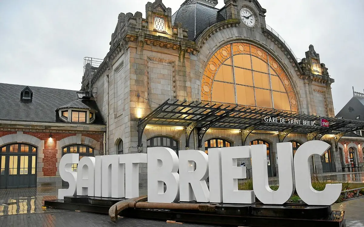 Les lettres géantes prolifèrent en Bretagne pour doper le tourisme