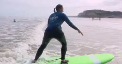 "Les vagues ne sont pas très grandes, mais on arrive à faire des choses dessus. C'est super !" : un club de surf fait le plein auprès des débutants