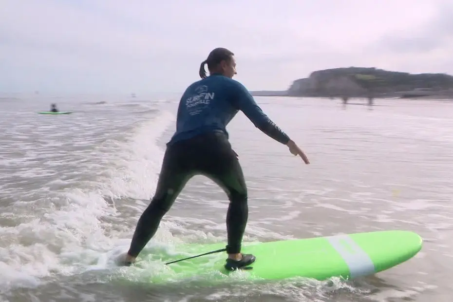 "Les vagues ne sont pas très grandes, mais on arrive à faire des choses dessus. C'est super !" : un club de surf fait le plein auprès des débutants