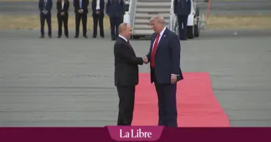 L'état de santé de Poutine s'est-il dégradé ? Une vidéo de ses jambes tremblantes lors de sa rencontre avec Trump sème le doute sur la Toile