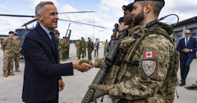 Lettonie | Mark Carney visite une base militaire pour conclure son voyage en Europe