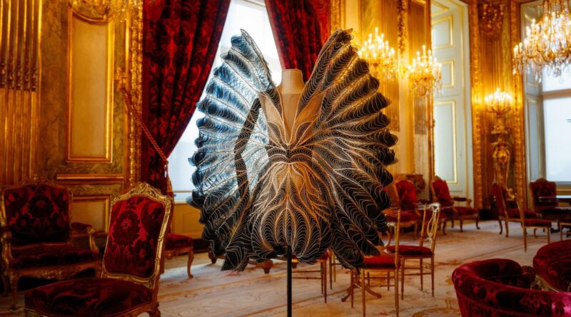 L'exposition "Louvre Couture" devient la deuxième la plus visitée de l'histoire du musée parisien - ici