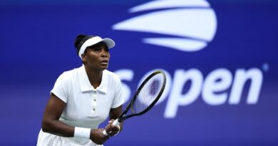 Une joueuse de tennis se prépare à remettre une balle.