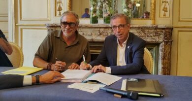 Philippe Barre, fondateur de Darwin-écosystème, et Pierre Hurmic, maire de Bordeaux, ont signé un bail emphytéotique de 33 ans ce mercredi 27 août.