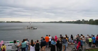 Une foule immense a assisté en matinée à l'arrivée de la statue.