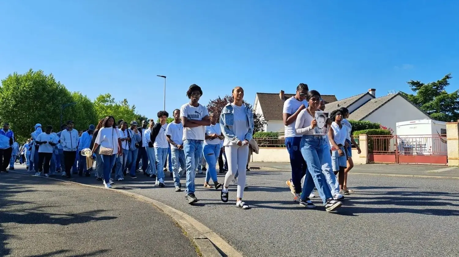 Loiret : une marche blanche pour le jeune de 16 ans tué par balle à Fleury-les-Aubrais réunit une centaine de personnes