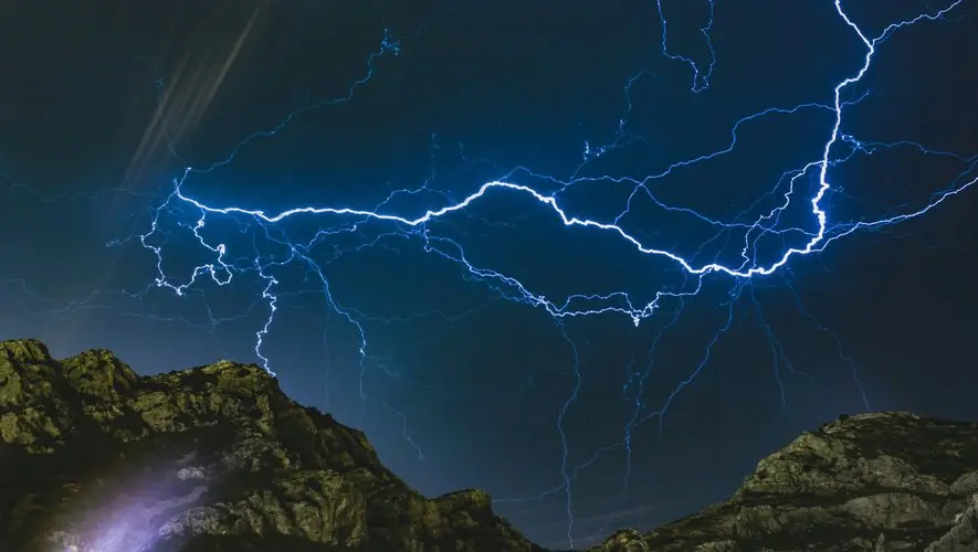 L’orage était en train d’arriver : un randonneur se blesse et ne parvient pas à redescendre de la montagne alors que la foudre s’apprête à frapper