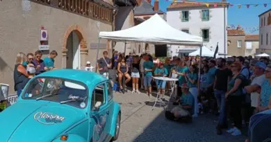 Lors du rassemblement d’anciennes Volkswagen, une habitante de Loire-Atlantique gagne une Coccinelle de 1971