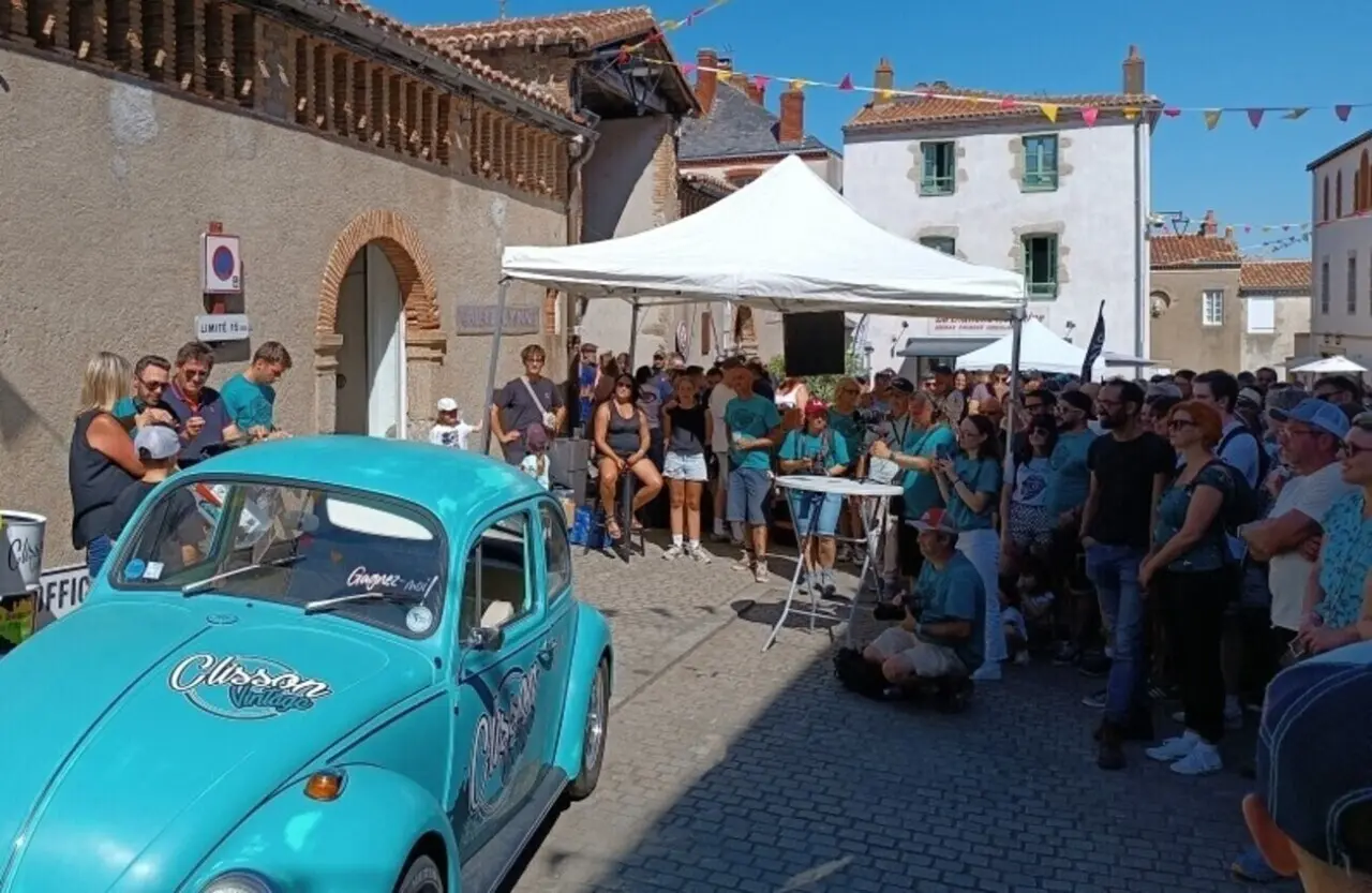 Lors du rassemblement d’anciennes Volkswagen, une habitante de Loire-Atlantique gagne une Coccinelle de 1971