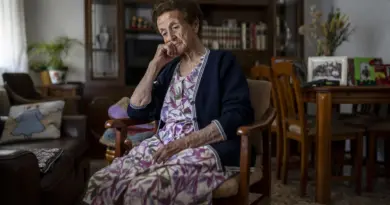 Louer un ami : un nouveau service atypique pour répondre à une solitude encore bien présente - RTBF Actus