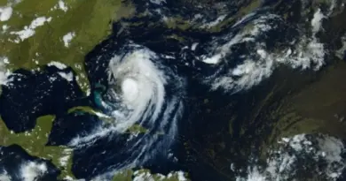 L'ouragan Erin a perdu en puissance mais continue de menacer la côte Est américaine