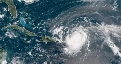 L’ouragan Erin, passé en catégorie maximale, poursuit sa route vers les Caraïbes