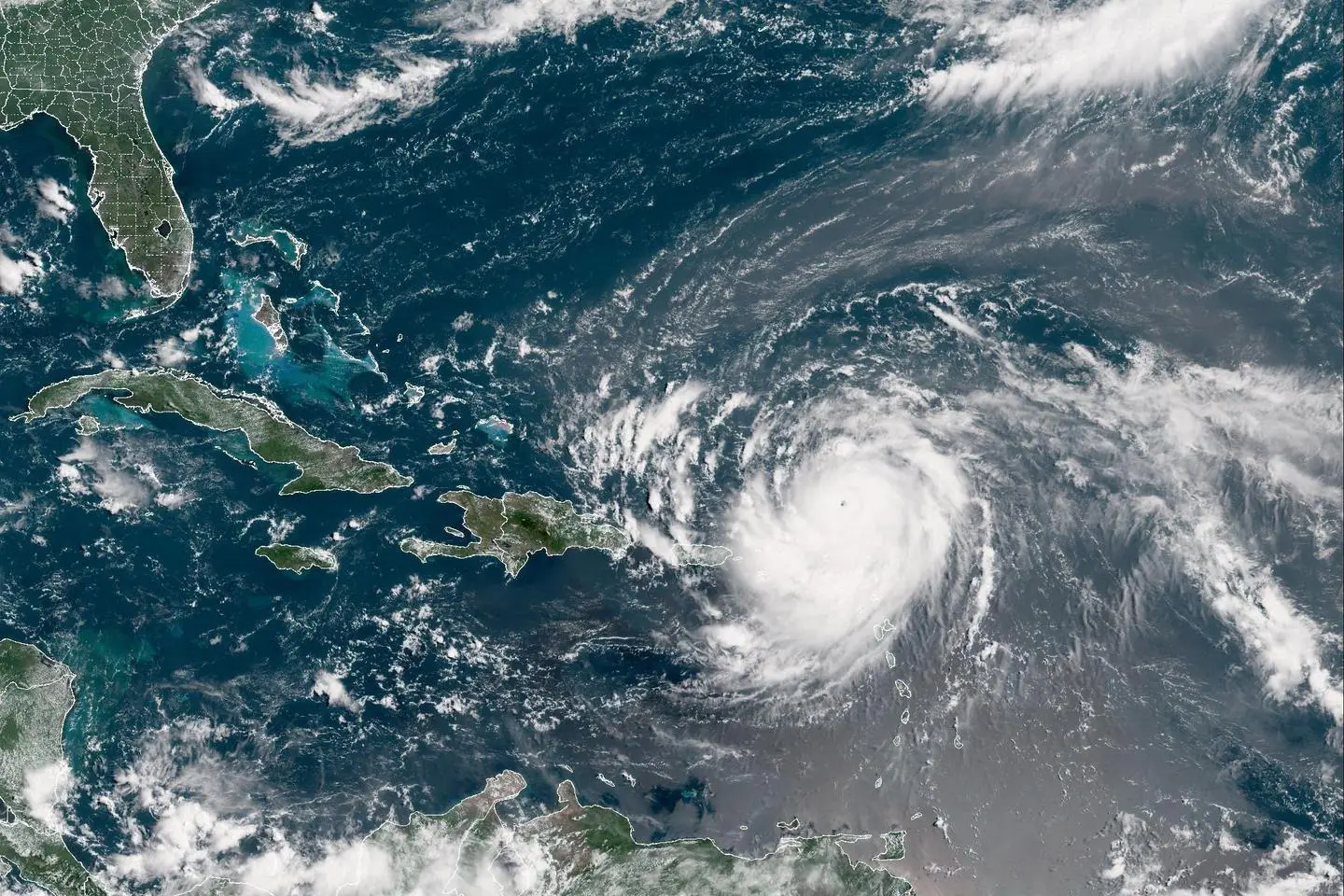 L’ouragan Erin, passé en catégorie maximale, poursuit sa route vers les Caraïbes