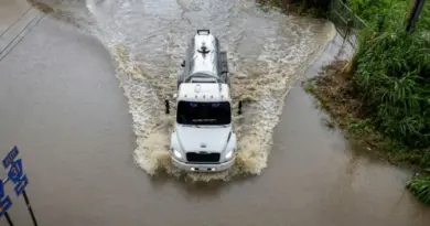 Un camion avance sur une route inondée, dans la région de Naguabo, à Porto Rico, le 16 août 2025