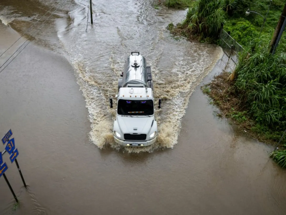 Un camion avance sur une route inondée, dans la région de Naguabo, à Porto Rico, le 16 août 2025