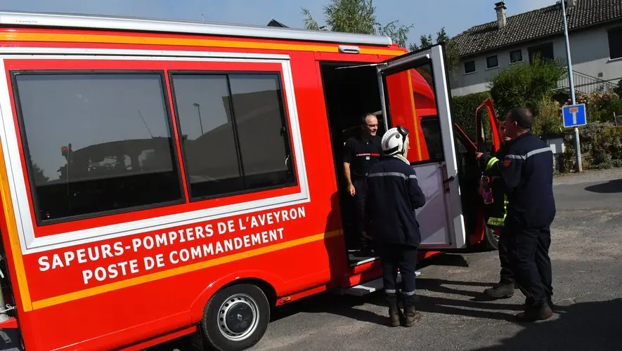 Maleville : un incendie au bord de la départementale brûle 250 m² et perturbe la circulation