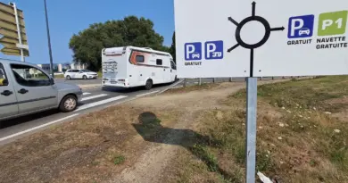 Malgré des bouchons quotidiens, les parkings en dehors du centre-ville de Concarneau ont du mal à faire le plein cet été - ici