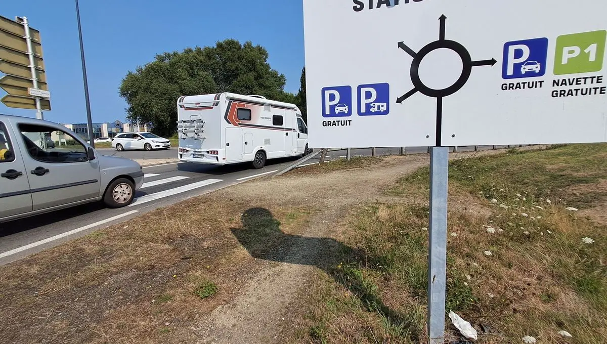 Malgré des bouchons quotidiens, les parkings en dehors du centre-ville de Concarneau ont du mal à faire le plein cet été - ici