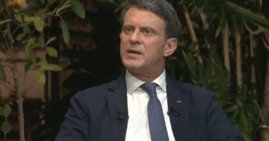 Manuel Valls en mission en Nouvelle-Calédonie pour sauver l'accord de Bougival