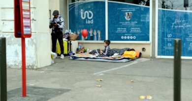 « Mes devoirs étaient mouillés à cause de la pluie » : plus de 2 000 enfants dorment dehors en France