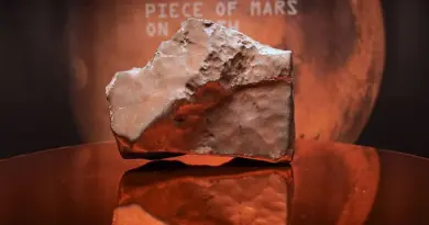 Météorite martienne vendue aux enchères : à qui appartient vraiment une pierre tombée du ciel ? - RTBF Actus