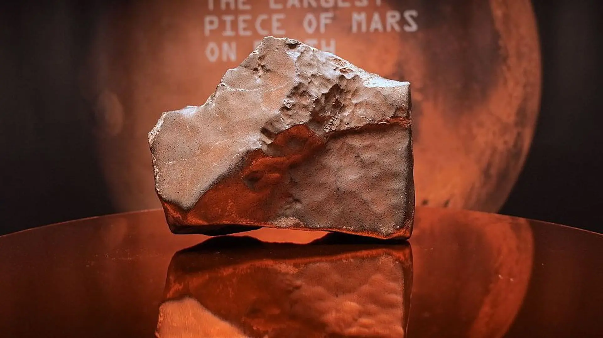 Météorite martienne vendue aux enchères : à qui appartient vraiment une pierre tombée du ciel ? - RTBF Actus