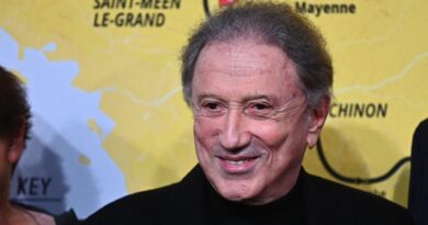 Michel Drucker et l'héritage familial : "J'étais fait pour soigner les gens, donc je les soigne sur mon canapé"