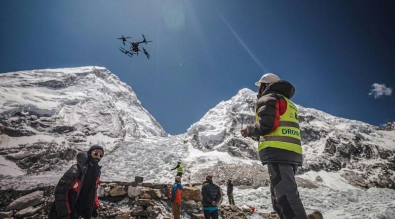 Népal : des drones pourraient-ils aider à nettoyer les déchets de l’Everest ? - RTBF Actus