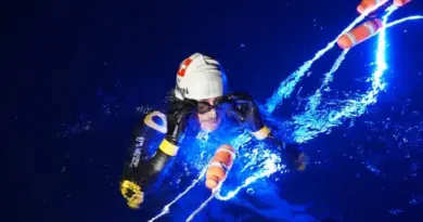 Noam Yaron dans sa tentative de record de la traversée entre Calvi et Monaco de nuit accroché à une ligne luminescente avant de se ravitailler.