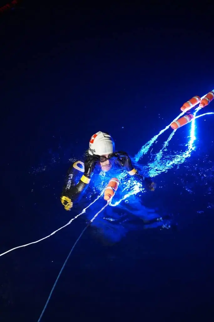 Noam Yaron dans sa tentative de record de la traversée entre Calvi et Monaco de nuit accroché à une ligne luminescente avant de se ravitailler.