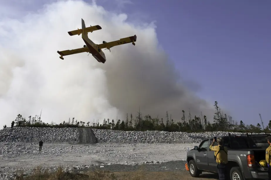Nouvelle-Écosse | L’incendie de forêt qui a ravagé une banlieue d’Halifax est maîtrisé