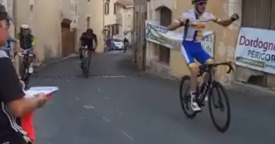 Philippe Duffau franchit la ligne d’arrivée et remporte une brillante victoire.