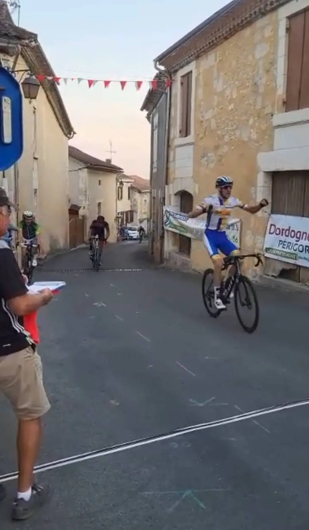 Philippe Duffau franchit la ligne d’arrivée et remporte une brillante victoire.