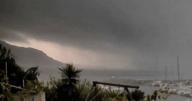 "Nuit en plein jour", rafales à 160km/h, un avion soulevé du tarmac... les images impressionnantes du gros orage qui a frappé la Corse jeudi soir