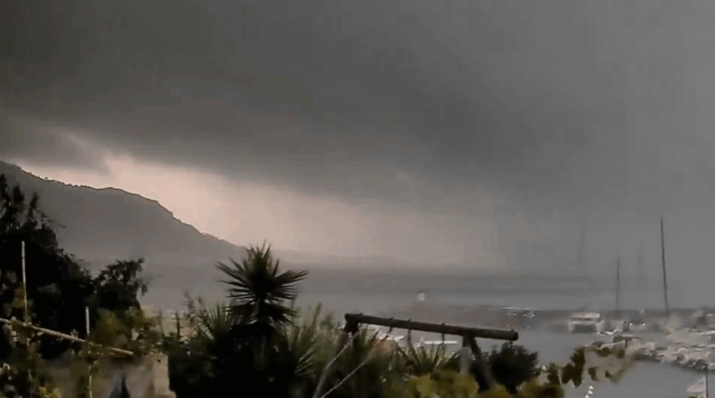 "Nuit en plein jour", rafales à 160km/h, un avion soulevé du tarmac... les images impressionnantes du gros orage qui a frappé la Corse jeudi soir