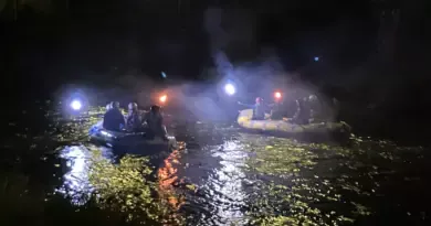 "On essaie de ne pas cramer le raft du voisin" : ambiance festive et torches flamboyantes pour une descente nocturne sur l’Ariège