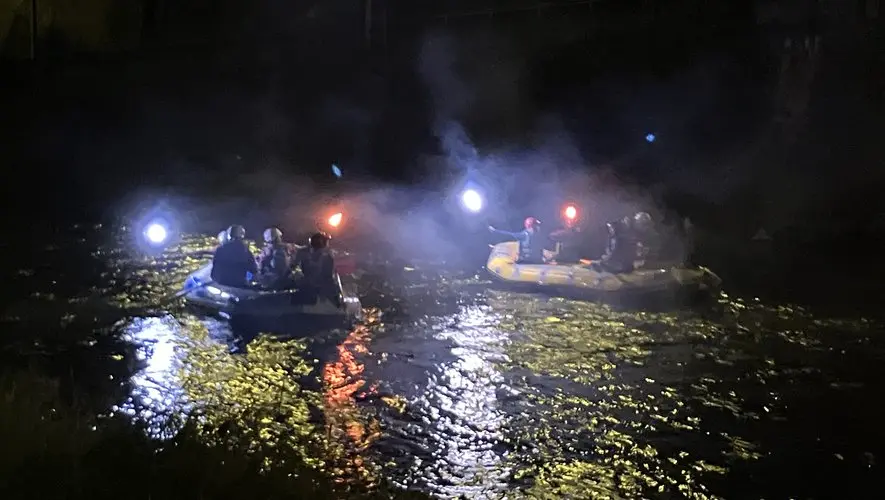 "On essaie de ne pas cramer le raft du voisin" : ambiance festive et torches flamboyantes pour une descente nocturne sur l’Ariège