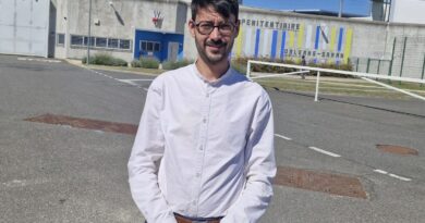 "On est loin des caricatures colportées par certains" :  le député Emmanuel Duplessy en visite à la prison de Saran - ici
