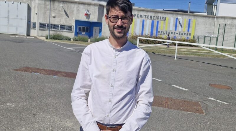 "On est loin des caricatures colportées par certains" :  le député Emmanuel Duplessy en visite à la prison de Saran - ici