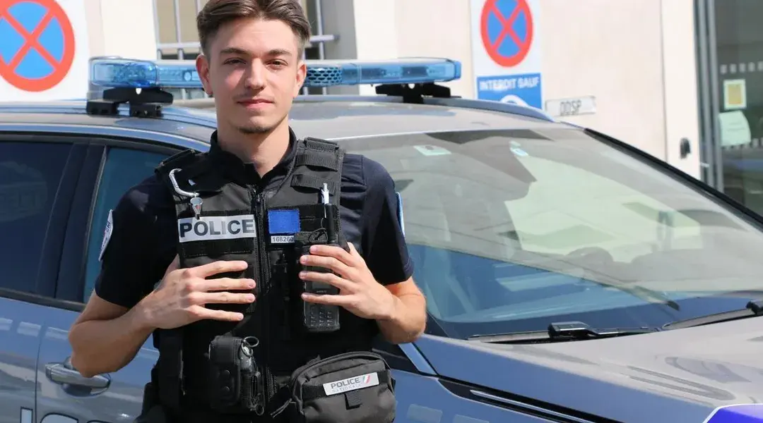 « On fait tout comme un policier » : Ces étudiants travaillent au commissariat sur leur temps