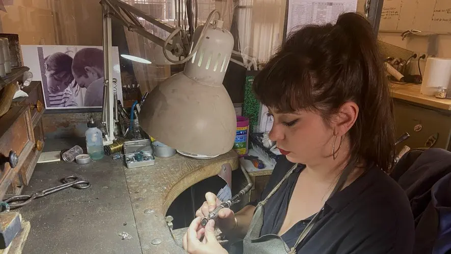 "On recycle à l’infini" : la joaillière sétoise Marie Caumeil façonne des bijoux réalisés à partir de matériaux recyclés