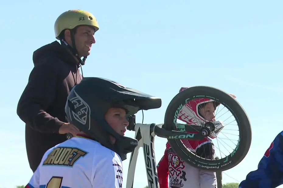 "On se fait entraîner par le champion olympique de BMX. C'est une expérience inoubliable". Joris Daudet, médaillé d'or, donne un stage à 160 jeunes pilotes