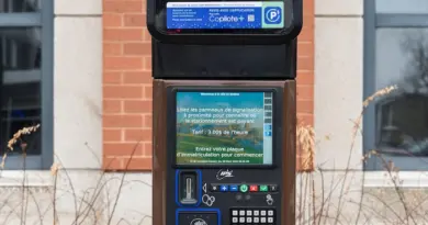 Une borne de paiement de stationnement, l'hiver.