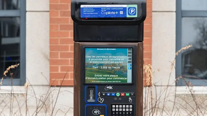 Une borne de paiement de stationnement, l'hiver.