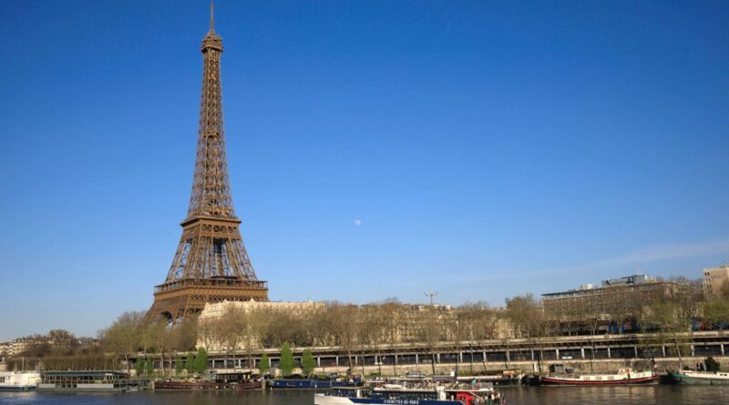 Paris : la pollution de l'air a baissé en moyenne de 40 % en dix ans, selon Airparif  - ici