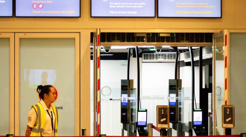 Passer la frontière en 30 secondes : les sas biométriques arrivent à l’aéroport de Tahiti